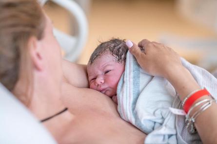 Rīgas Dzemdību namā atklās fotogrāfiju izstādi Piedzimšana