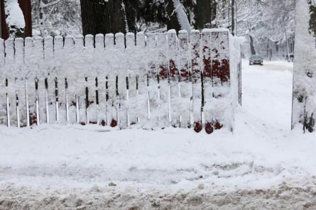 Ilgstošas snigšanas dēļ sarežģīti braukšanas apstākļi ir lielākajā daļā Latvijas