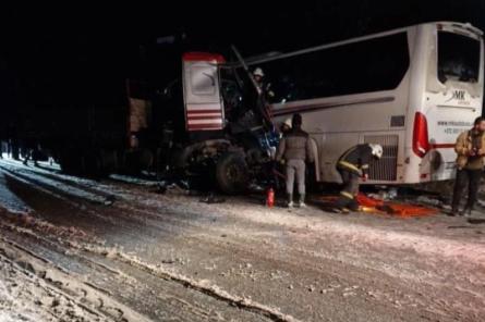 Ainažos avārijā iesaistīts pasažieru autobuss; ir bojāgājušais (+VIDEO)