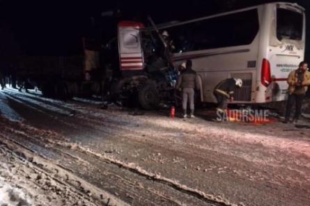 Izdzīvojušais šoferis: Braukšanas apstākļi uz ceļa bija ļoti slikti (+VIDEO)