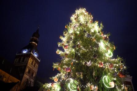 Ziemassvētku egles iedegšanas pasākums Doma laukumā pulcē tūkstošiem cilvēku