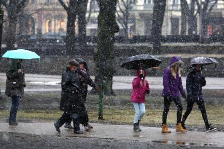 Trešdien Kurzemes piekrastē gaidāms slapjš sniegs un lietus. Bet citur Latvijā?