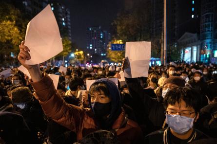 Pēc masu protestiem Ķīna paziņo par Covid-19 ierobežojumu mīkstināšanu