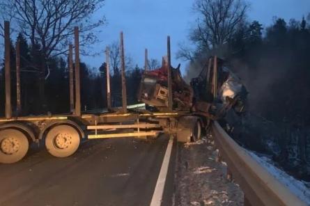 Notikusi 2 kravas auto sadursme uz Vidzemes šosejas; bloķēta satiksme