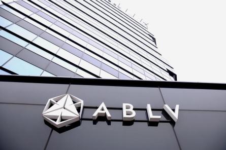 Krimināllietu pret vairākiem "ABLV Bank" vadošiem darbiniekiem par noziedzīgi iegūtu 2,1 miljardu eiro legalizēšanu sāks iztiesāt nākamā gada sākumā