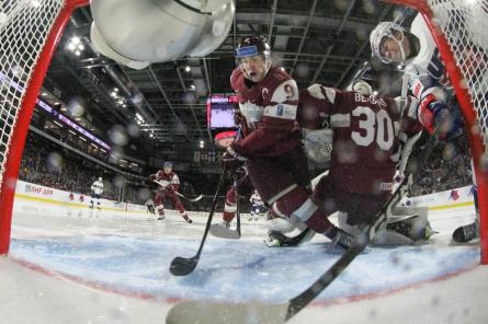 Latvijas junioru hokeja izlase pasaules čempionāta pirmajā mačā zaudē ASV