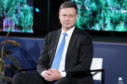 Dombrovskis: Svarīgi, lai fiskālā un monetārā politika nenonāktu pretrunās