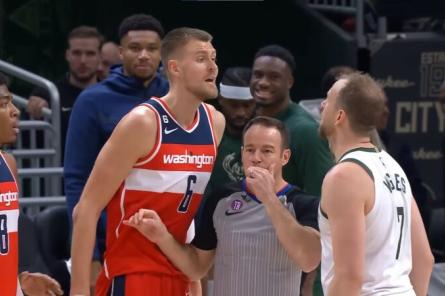 VIDEO. NBA spēlē Porziņģi rupji nogrūž uz zemes, bet piezīmi dabū arī viņš pats