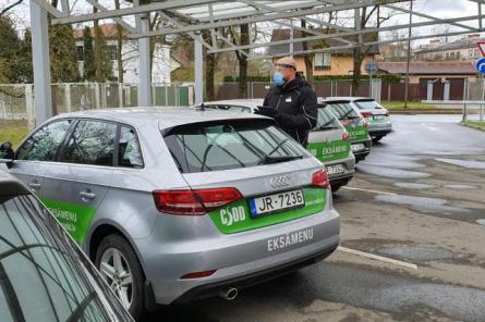 Sieviete mēģina auto vadīšanas eksāmenu nokārtot reibumā. Kāds ir sods?