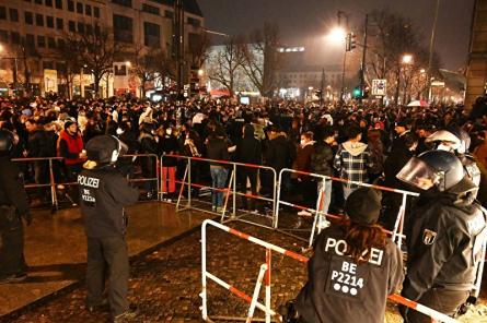 Vecgada vakars Berlīnes stilā - uzbrukumos ievainots 41 policists (+VIDEO)