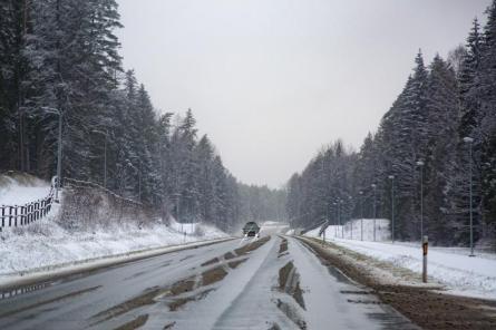 Uz Bauskas un Ventspils šosejas izveidojies apledojums