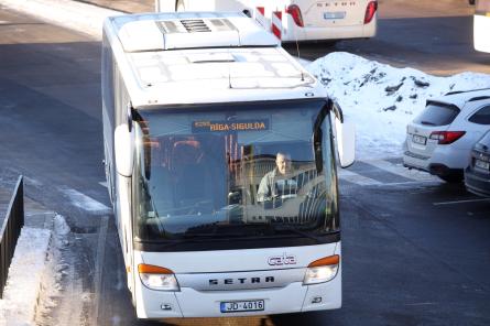 VIDEO. Latvijā par nopietnu problēmu kļūst autobusu šoferu trūkums