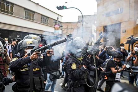 Peru demonstrantu un drošības spēku sadursmēs vēl 12 bojāgājušie