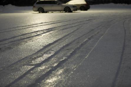 Šoferīšiem jāuzmanās! Visā Latvijā autoceļi ir sniegoti un apledo