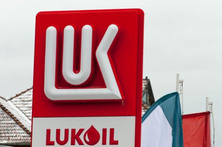 "Lukoil" pārdos naftas pārstrādes rūpnīcu Itālijā