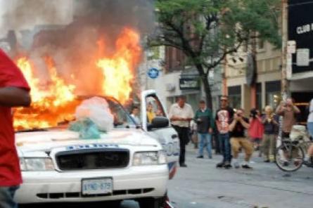 Šausmas Peru! Protestētāji sadedzinājuši policistu