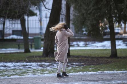 Šodien Latvijā pūtīs brāzmains vējš, ilgstoši līs un snigs slapjš sniegs