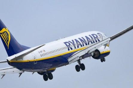 Grieķijas iznīcinātāji pavadījuši Ryanair pasažieru lidmašīnu. Kāds iemesls?