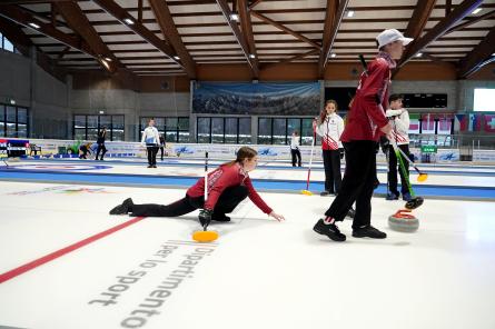 Latvijas kērlinga komanda ar uzvaru sāk Eiropas Jaunatnes ziemas Olimpiādi