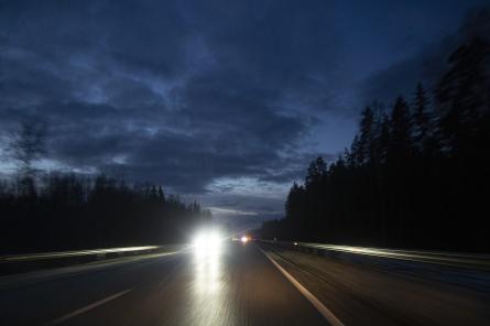 Nokrišņu dēļ Vidzemē un Latgalē apgrūtināti braukšanas apstākļi