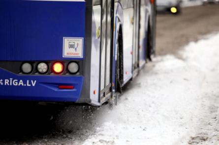 Otrdien Rīgā mirusi gājēja, kurai uzbrauca autobusa vadītājs