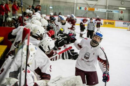 U-16 hokeja izlase pārbaudes turnīru Rīgā sāk ar zaudējumu U-17 (+VIDEO)