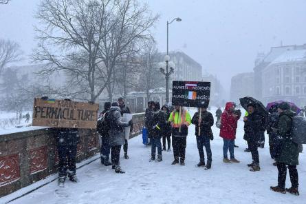 Aptuveni desmit cilvēki pulcējušies protestā pret obligāto militāro dienestu