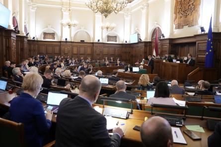 Saeima pēc debatēs pavadītas nakts pieņem valsts 2023.gada budžetu