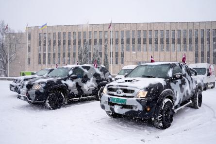 Uz Ukrainu pavadīts humānais konvojs ar trim piepildītiem mikroautobusiem