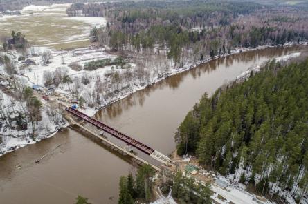 Tiltam pār Gauju pie Rāmniekiem uzbīdītas jaunas laiduma sijas (+GALERIJA)