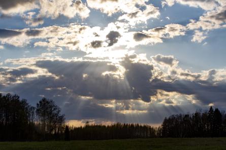 Šodien temperatūra pārsniegs +10 grādus, starp mākoņiem uzspīdēs saule