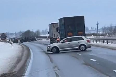 Notikusi avārija uz Rīga – Liepāja šosejas pie Saldus; slēgta satiksme (+VIDEO)