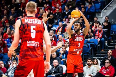 Meijeris iemet trīs metienus FIBA Čempionu līgas spēlē, bet Hapoel zaudē