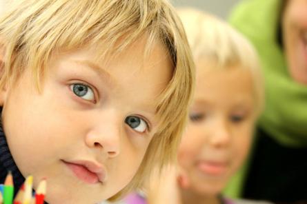 Pazūdot uz 20 dienām, ukraiņu bēgļu bērnus no skolas atskaitīs