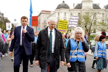 Internetā izsmej premjeru! «Jaunais Kariņš protestē pret veco Kariņu!» - utt.