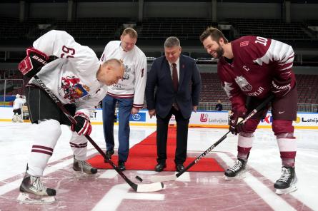 Bijušie Latvijas izlases spēlētāji uzveic Saeimas hokejistus (+FOTO)