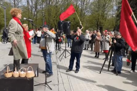 1.maijs: Rīgā vicina sarkanus karogus un pieprasa neapspiest krievus (+VIDEO)