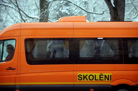 Vāc parakstus par bezmaksas sabiedrisko transportu skolēniem