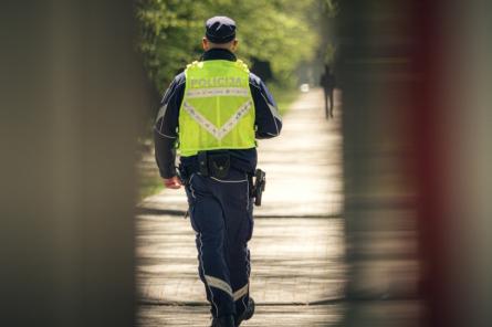 5 jauniešus apsūdz slepkavībā Purvciemā, vienai no aizdomās turamajām 15 gadi