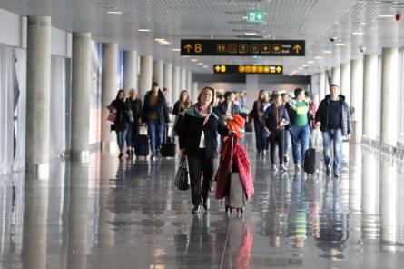 Latvijas pilsonim liedz izceļot uz Lielbritāniju. Iemesls: nederīgs dokuments