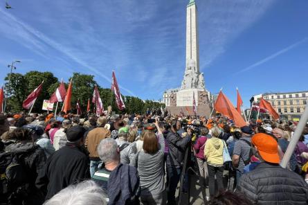 Uz protesta akciju pie Brīvības pieminekļa pulcējušies vairāki tūkstoši cilvēku