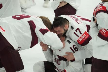 Tracis Somijā! Fanam aizliegts vilkt Latvijas hokejistu kreklu ar OlyBet reklāmu