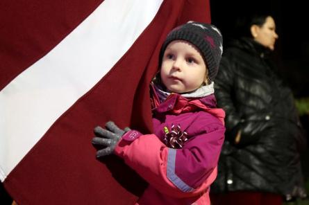 Vīrietim par trīs valsts karogu iemešanu dīķī piemēro smieklīgu sodu