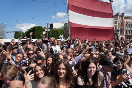 Pozitīvi - hokeja fani nav nodarījuši postījumus Rīgas puķudobēm