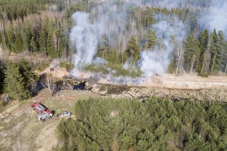 Meža ugunsgrēka dzēšanas darbos piesaistīts robežsardzes helikopters