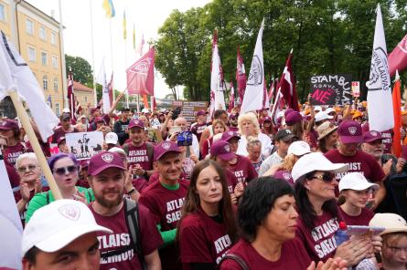 Notikusi Šlesera protesta akcija pie Prezidenta pils, aicinot atlaist Saeimu