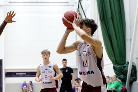 Šlesera vadītā Latvijas U-18 izlase pārbaudes spēlēs 2 reizes pārspēj Ukrainu