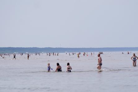 Ūdens temperatūra Jūrmalā svārstās ap +18 grādiem. Kā upēs un ezeros?