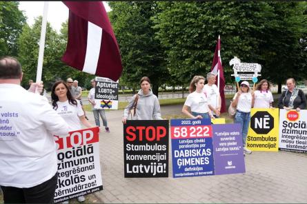 Pie valdības ēkas protestē pret Stambulas konvencijas ratifikāciju, arī politiķi