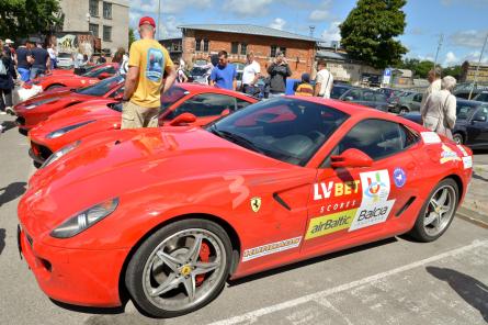 Ekskluzīvie ”Ferrari” automobiļi Liepājas ielās